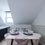 Incredible 3 Bedroom In York, Location Apartment