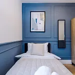 Incredible 3 Bedroom In York, Location Apartment *