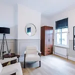 Incredible 3 Bedroom In York, Location Apartment *