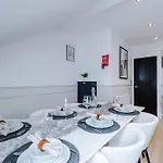 Incredible 3 Bedroom In York, Location Apartment