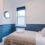 Incredible 3 Bedroom In York, Location Apartment