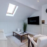Incredible 3 Bedroom In York, Location Apartment *