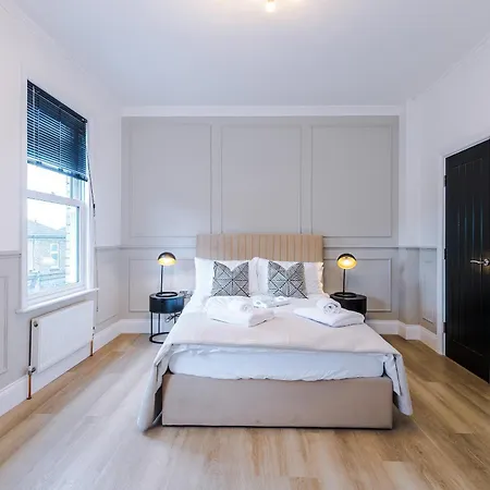 Incredible 3 Bedroom Apartment In York, Central Location *