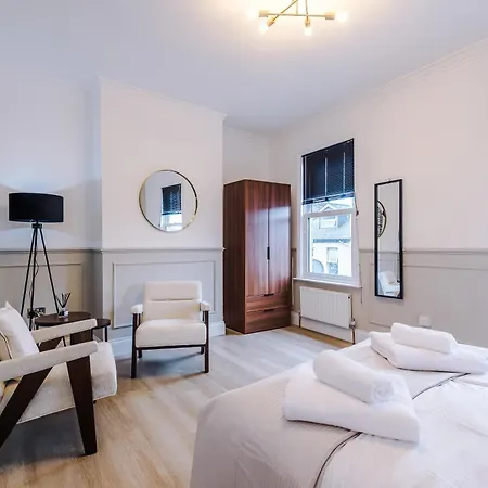 Incredible 3 Bedroom Apartment In York, Central Location *
