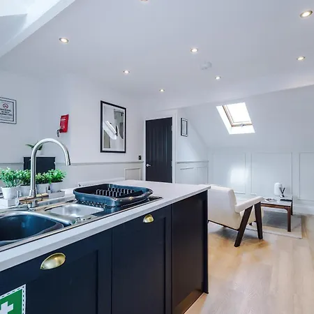Incredible 3 Bedroom Apartment In York, Central Location *