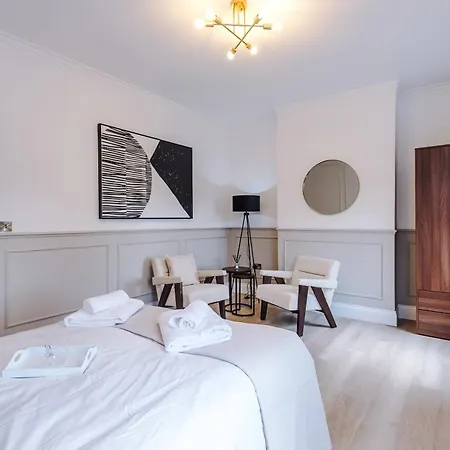 Incredible 3 Bedroom Apartment In York, Central Location Apartmán York