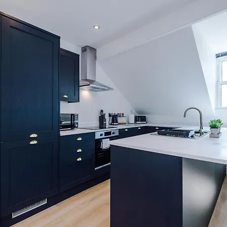 Incredible 3 Bedroom In York, Location Apartment